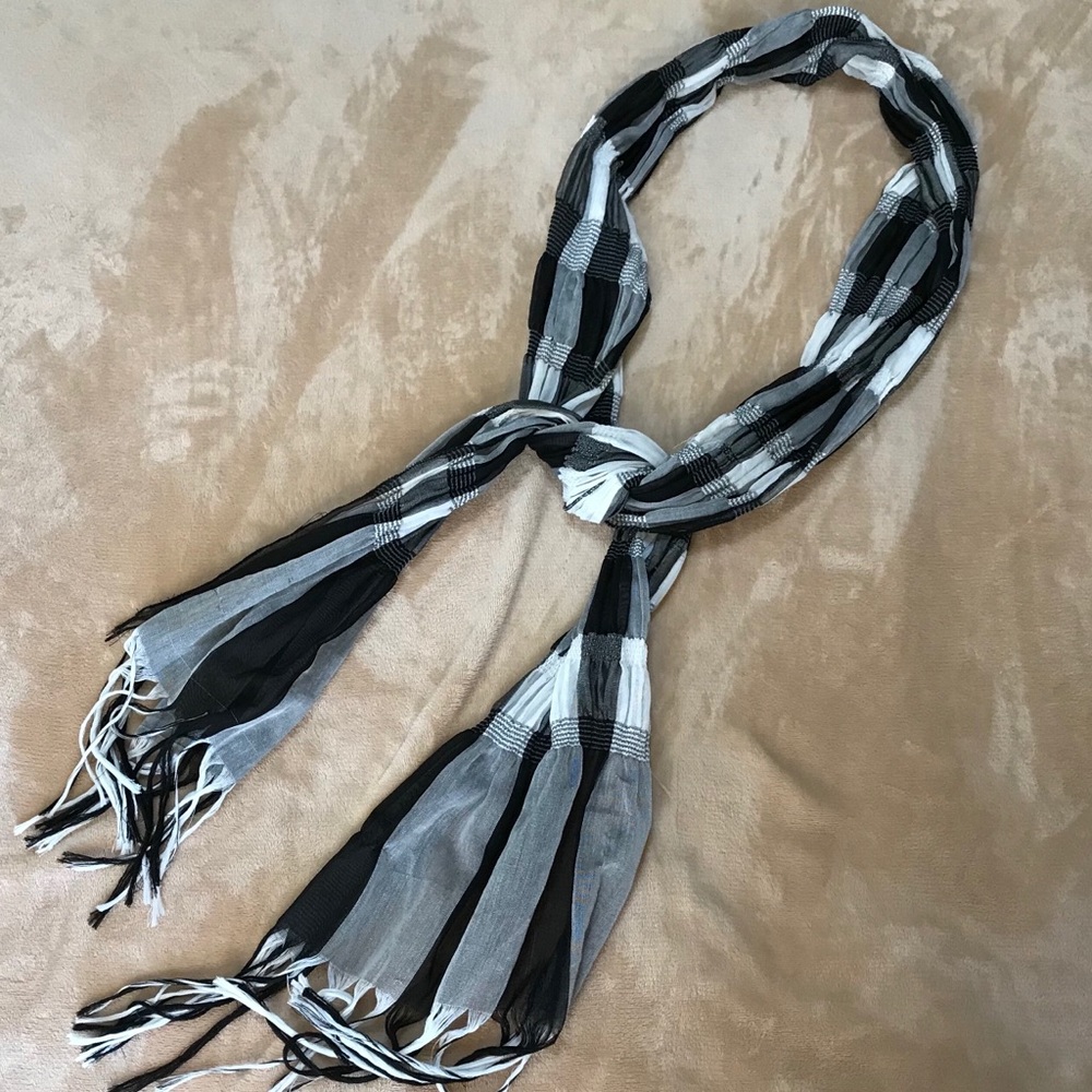 ✅Black and white light weight scarf with fringe - Picture 3 of 5
